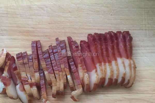 花菜炒腊肉的做法图解2