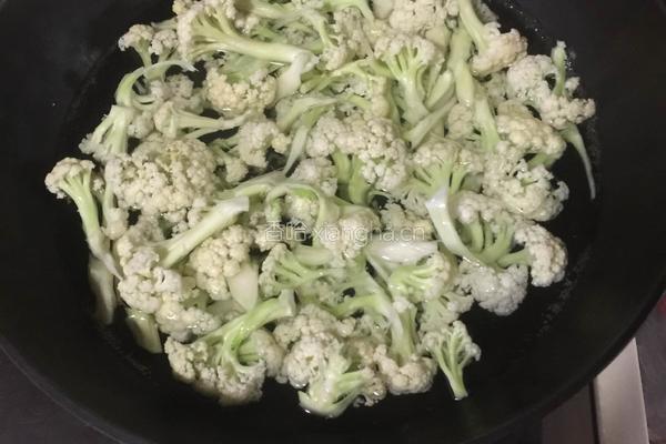 花菜炒腊肉的做法图解4