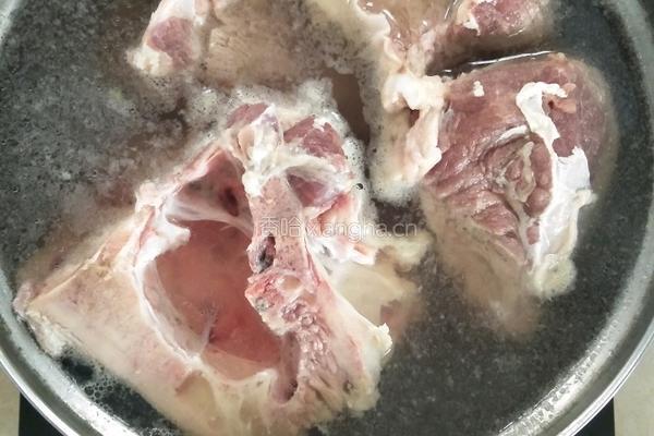 萝卜猪骨汤的做法图解2