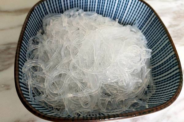 虾皮包菜炒粉丝的做法图解2