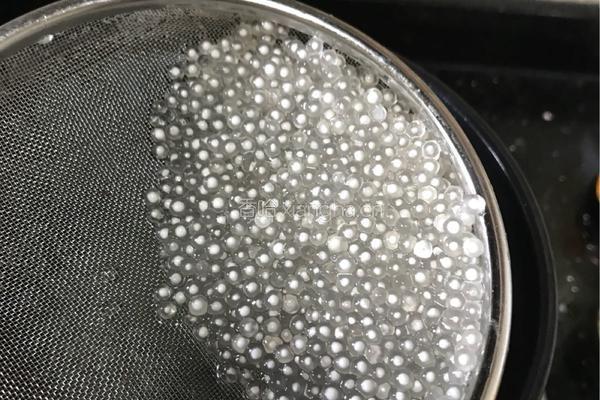 火龙果椰汁西米露的做法图解2