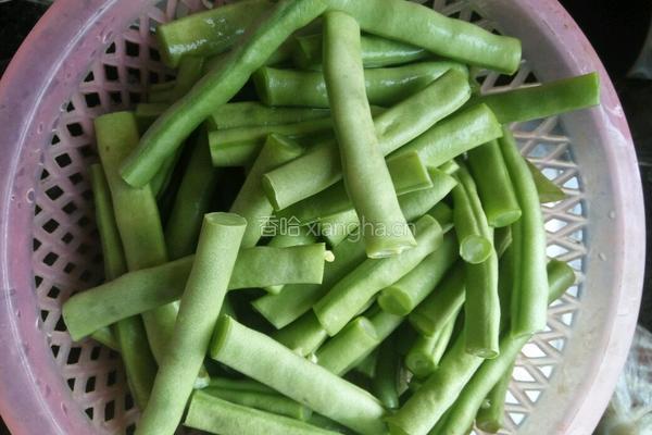 豆角炒猪肉的做法图解1