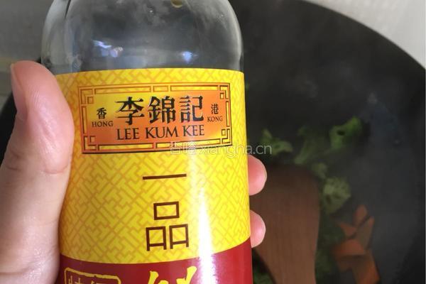 胡萝卜炒西兰花的做法图解3