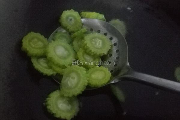清炒苦瓜 它是甜的的做法图解3