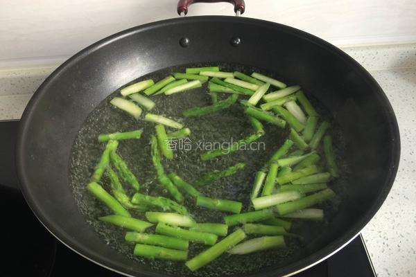 芦笋炒肉的做法图解1