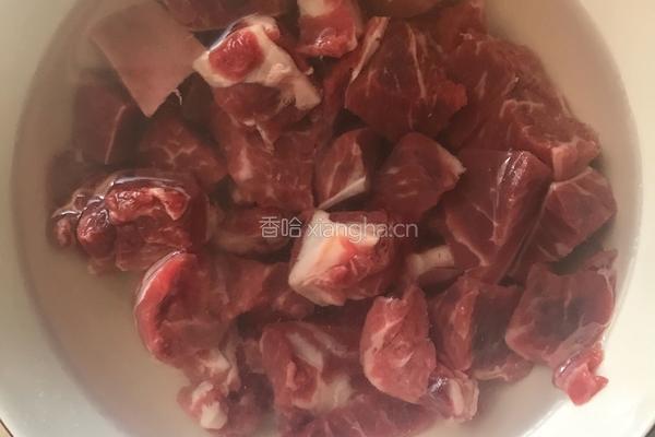 土豆烧牛肉的做法图解1