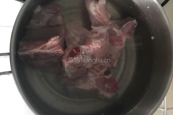 莲藕排骨汤的做法图解1
