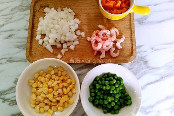 甜虾彩蔬炒饭的做法图解2