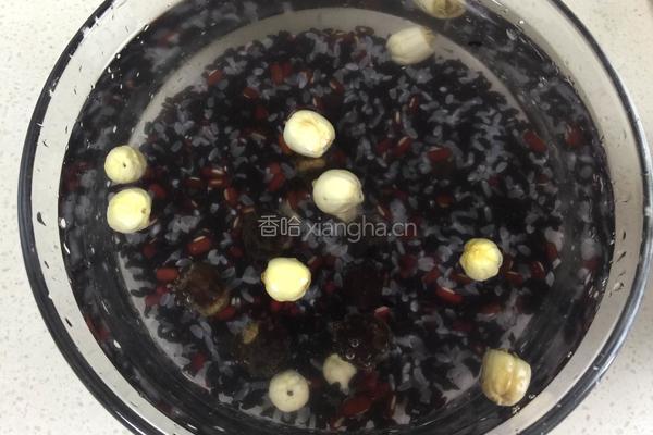 桂圆黑米粥的做法图解2