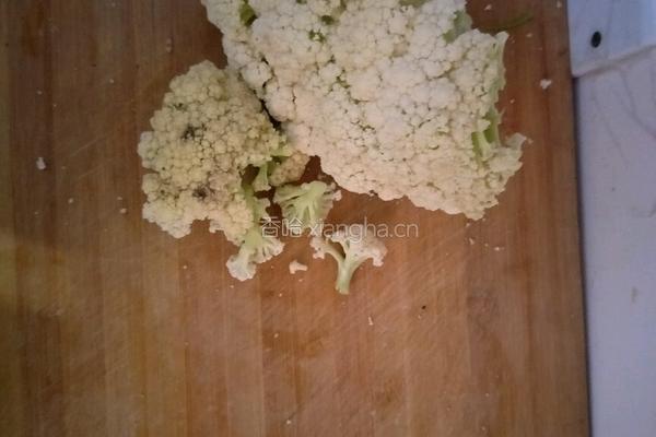 素炒菜花的做法图解1