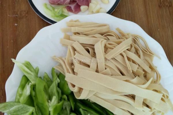 尖椒炒豆皮的做法图解1