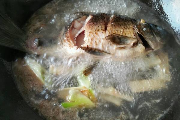 鲜菇鲫鱼汤的做法图解5