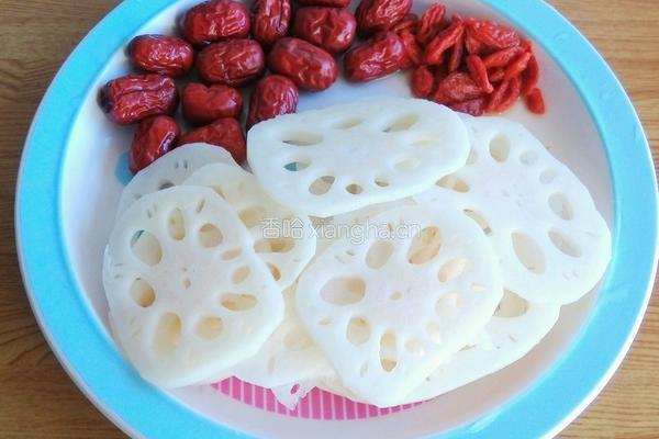 银耳莲藕红枣羹的做法图解3