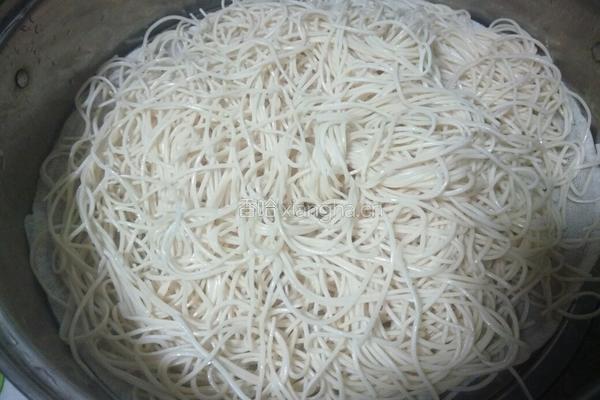 豆角肉丝蒸面的做法图解1