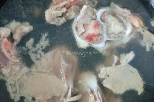 胡萝卜y玉米排骨汤的做法图解1