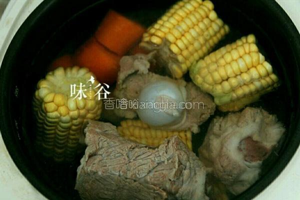 胡萝卜y玉米排骨汤的做法图解3