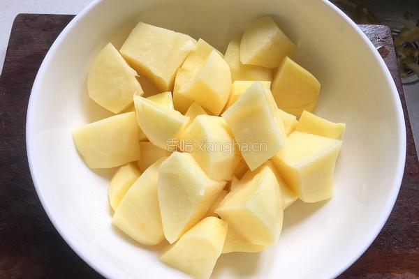 土豆红烧肉的做法图解4