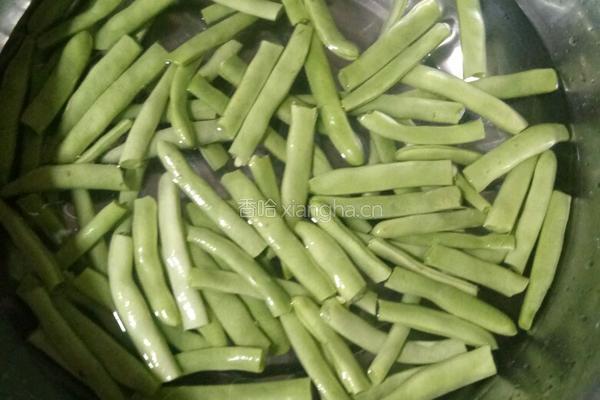 双椒四季豆的做法图解1