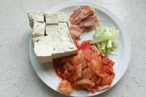 辣白菜豆腐汤的做法图解1