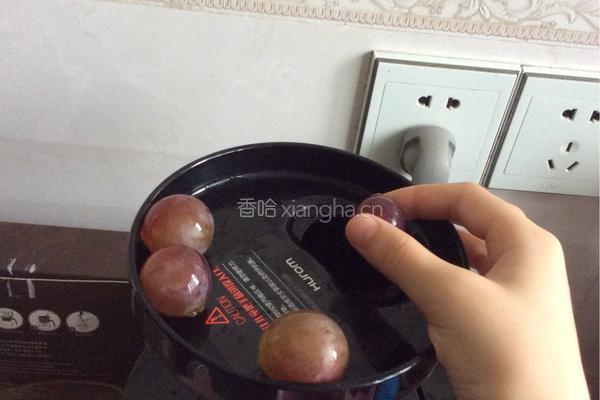 冰凉葡萄香蕉汁的做法图解3