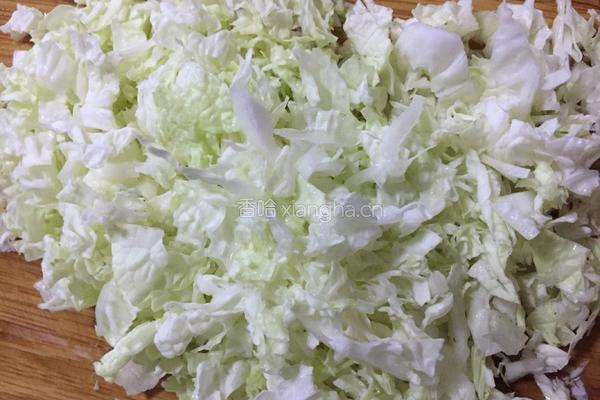 白菜猪肉饺子的做法图解1