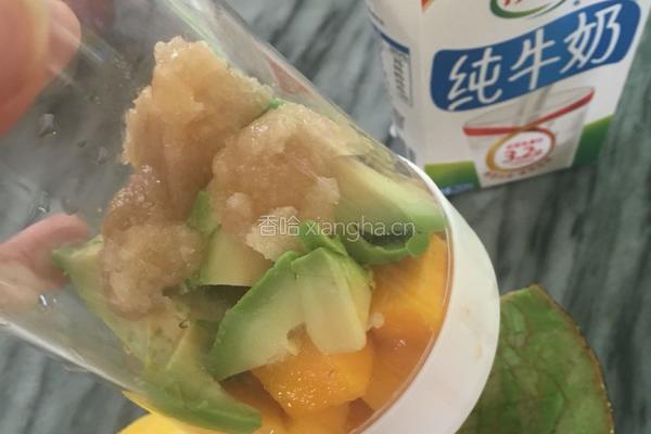 牛油果芒果奶昔的做法图解3