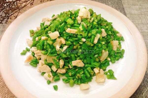 咸肉炒豆角的做法图解1