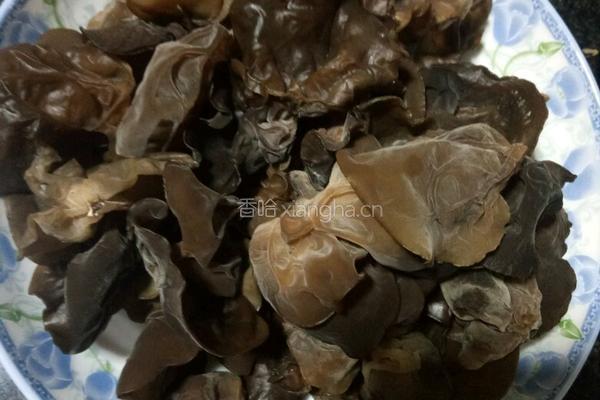 胡萝卜炒木耳的做法图解4