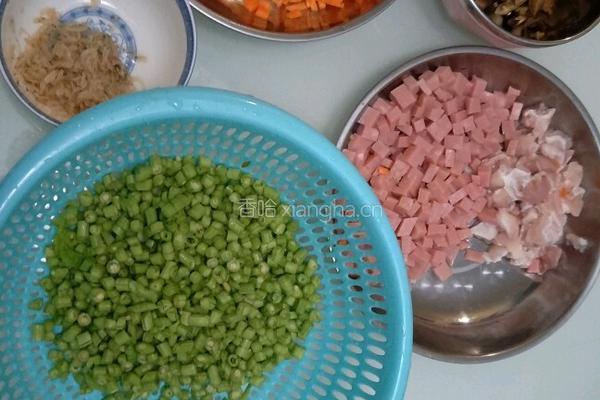 缤纷炒饭的做法图解1