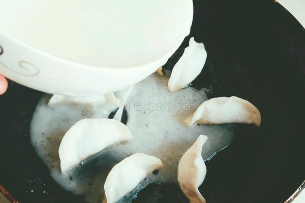 水煎饺 茭白鲜肉饺子的做法图解11