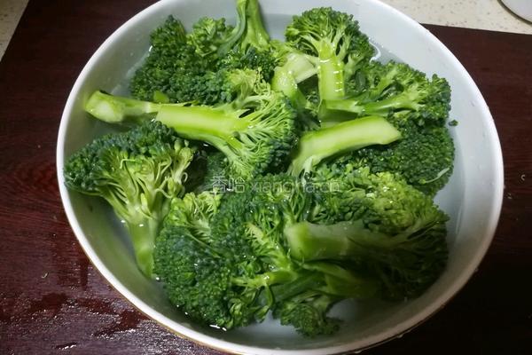 西兰花炒鸡肉的做法图解1