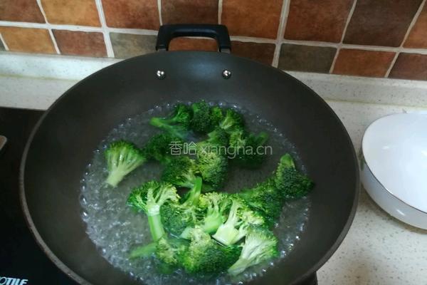 西兰花炒鸡肉的做法图解2