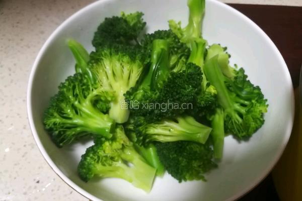 西兰花炒鸡肉的做法图解3