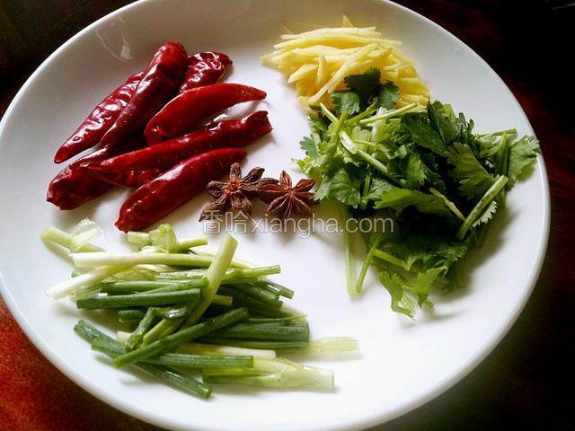 准备好所需食材，姜丝、八角、干红椒、葱段、香菜。