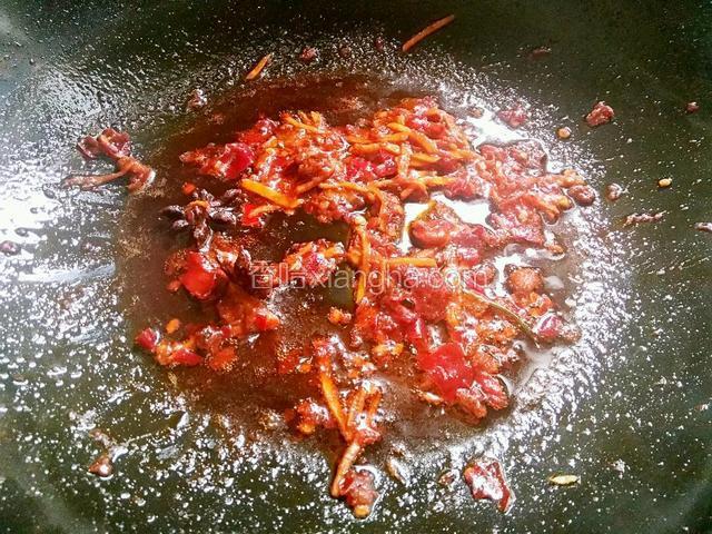 加两勺豆瓣酱炒出红油