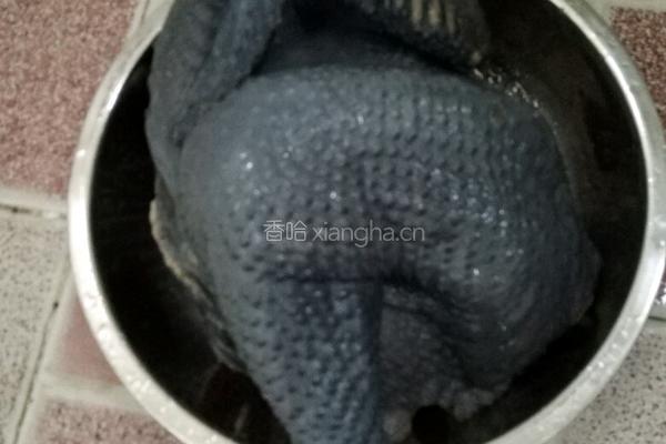 乌鸡煲淮山汤的做法图解1