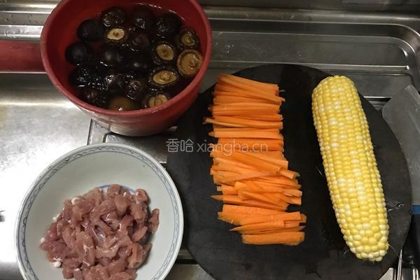 香菇玉米红萝卜粥的做法图解1
