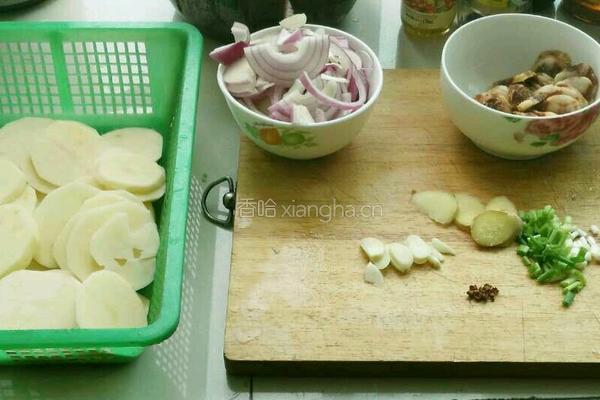 香辣土豆片的做法图解1