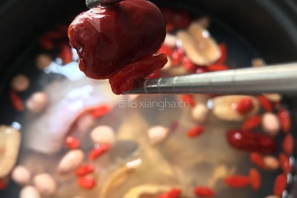 花胶瑶柱花生煲鸡汤的做法图解3