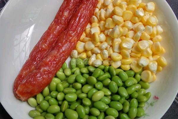 玉米甜豆炒腊肠的做法图解2
