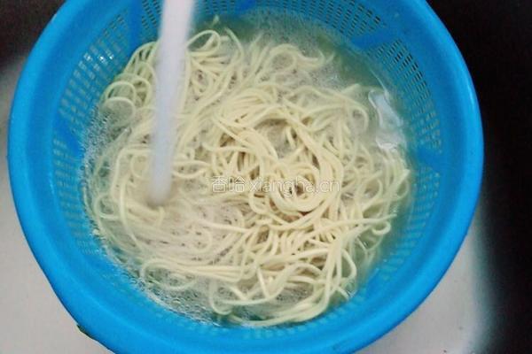 火腿炒面的做法图解2