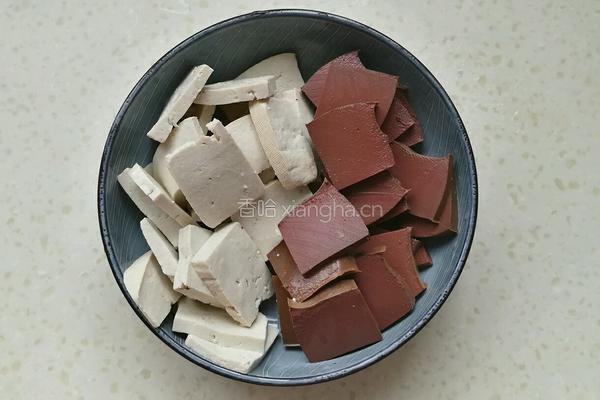 鸭血炖豆腐的做法图解1