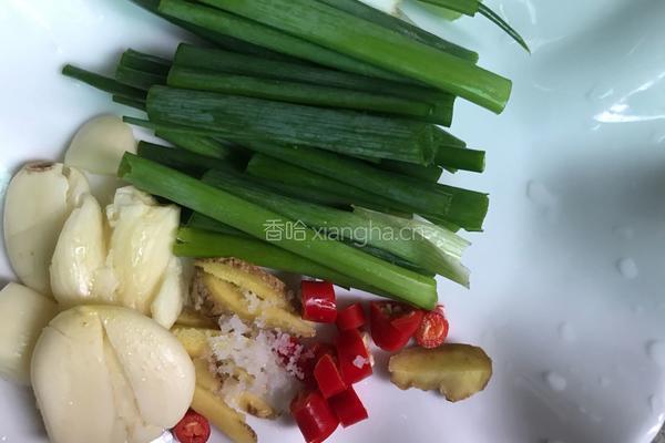 清炒花甲的做法图解1