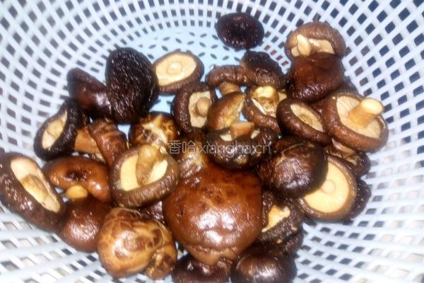 咸蛋黄香菇瘦肉烧麦的做法图解3