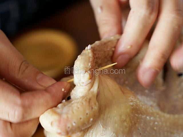 用牙签封口插稳；