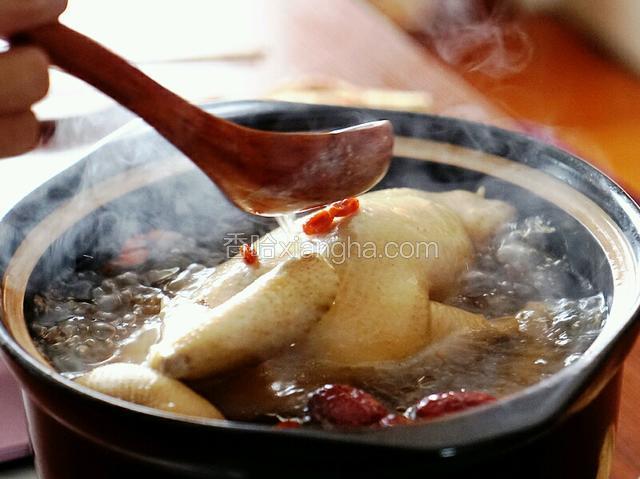 转小火慢炖，一小时以上，至鸡肉软烂即可；