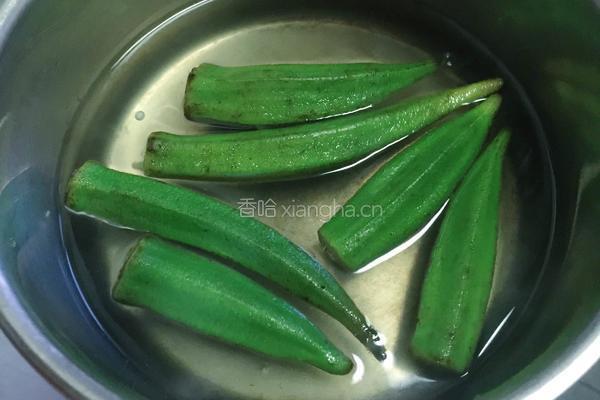 秋葵炒鸡蛋的做法图解1