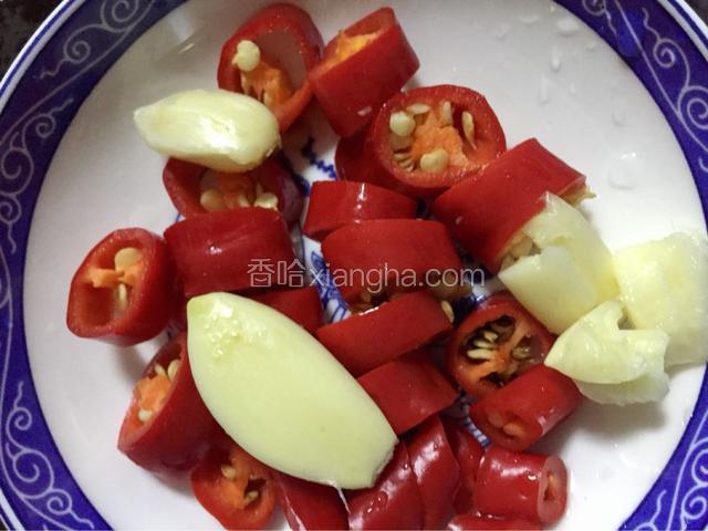 将辣椒和蒜瓣洗净，蒜用刀拍扁，辣椒切小段备用