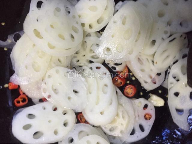 将藕片倒入，大火翻炒半分钟左右