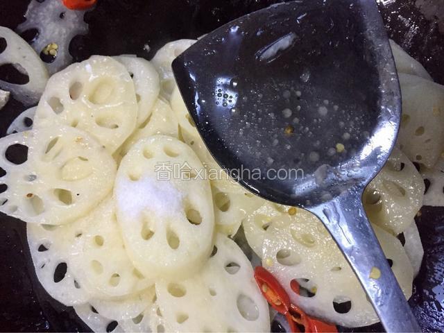 加入适量的盐和白醋，翻炒均匀入味即可